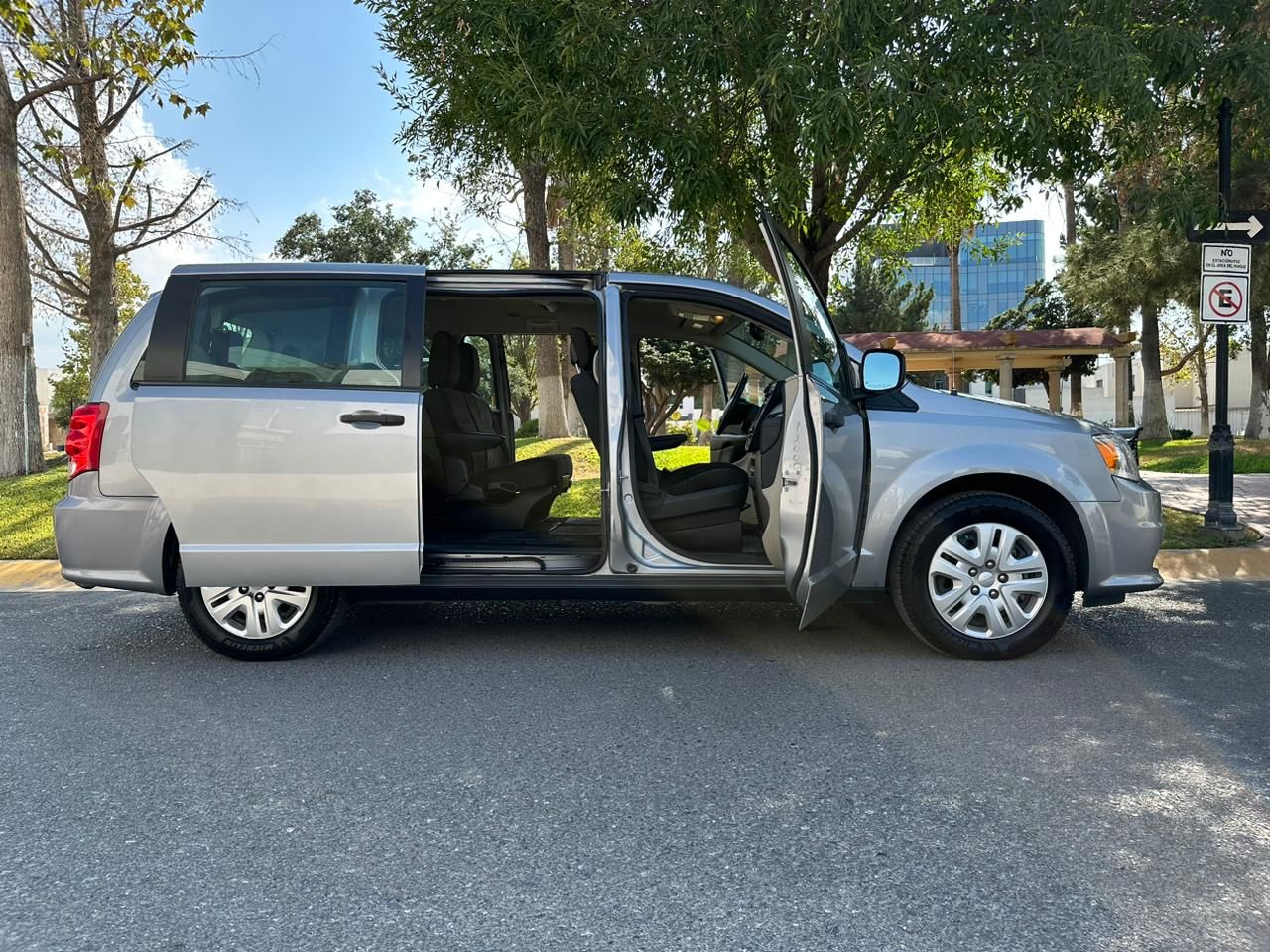 DODGE CARAVAN SXT 2018